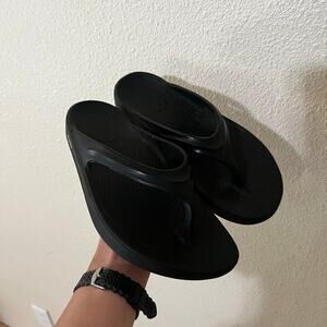 OOFOS black thong flip flop WOMENS 6